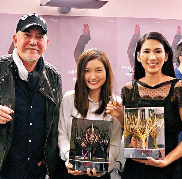 导演陈小娟与黄秋生、姬素．孔尚治到场领奖。