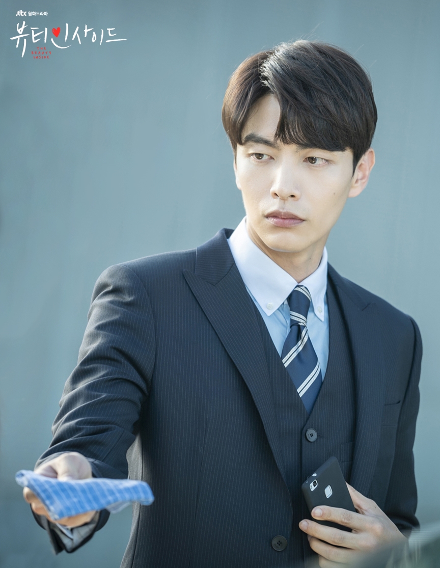 海报剧照主角定妆照剧情:该剧由韩孝周主演的同名电影《beauty inside