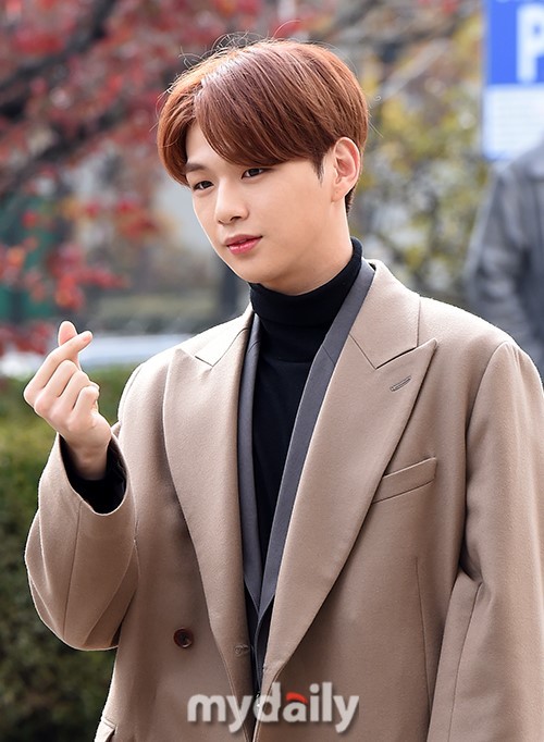 姜丹尼尔新浪娱乐讯  韩国艺人姜丹尼尔近日与经纪公司一起为公益事业