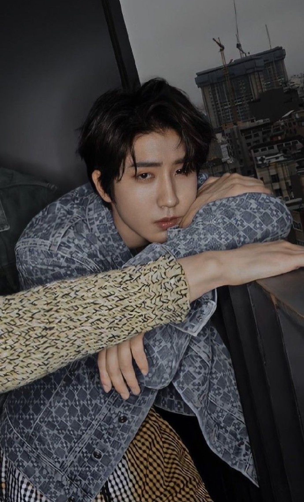 組圖：Straykids機場被圍堵 成員韓知城被撞倒手肘受傷