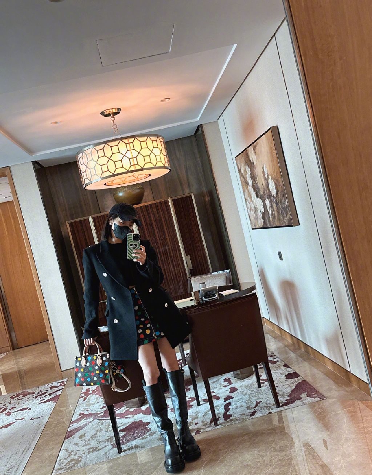 组图:宋茜对镜自拍惬意闲适 棒球帽波点短裙元气少女上线_高清图集