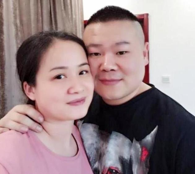 岳云鹏与老婆郑敏合照