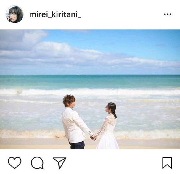 新婚的桐谷美玲与老公三浦翔平公开沙滩手拉手的甜蜜结婚照。