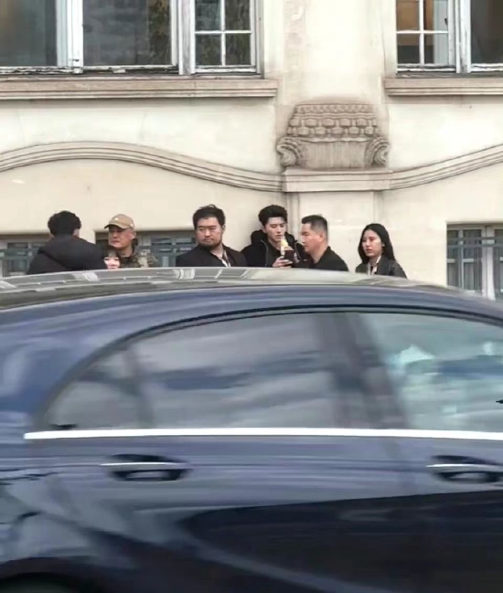 蔡徐坤在日内瓦街头被偶遇 自带气场仿佛在拍MV一般