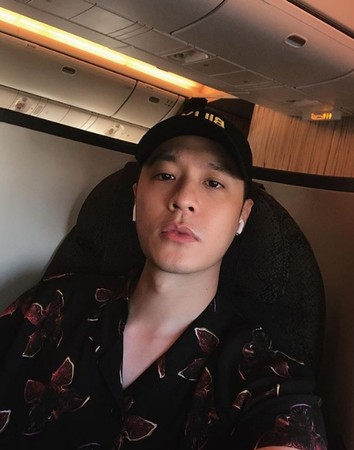 周汤豪被挖出初中毕业照!戴黑框眼镜青涩样曝光