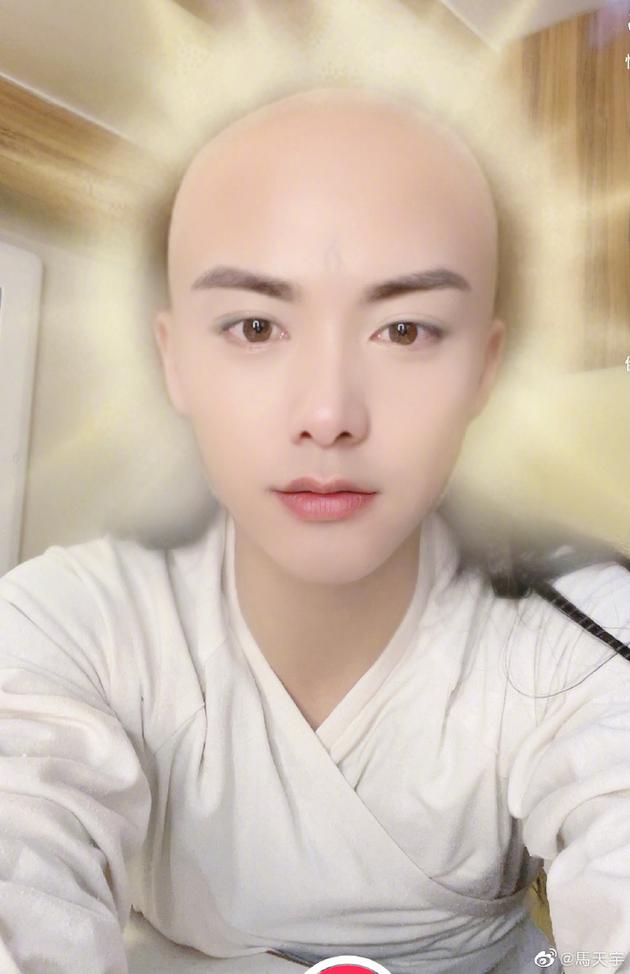 马天宇晒光头自拍 头部散发金光自侃来自东土大唐