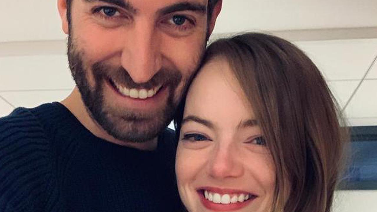 与导演男友甜蜜依偎秀巨大戒指