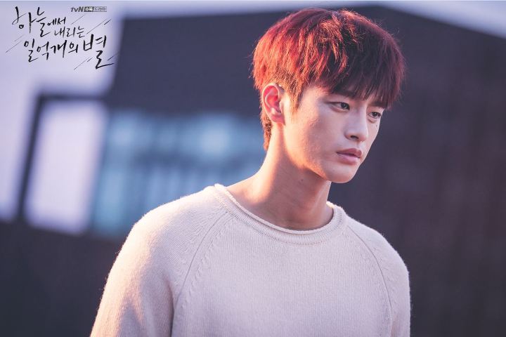 海报剧照剧情:tvn将翻拍《从天而降的一亿颗星星》