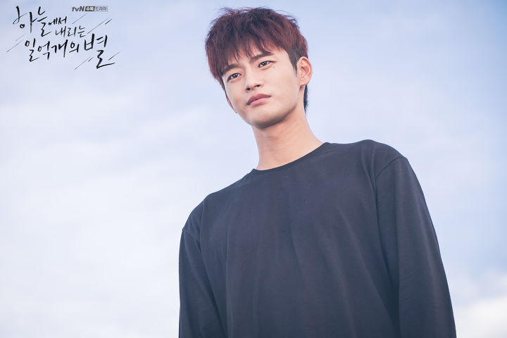 海报剧照剧情:tvn将翻拍《从天而降的一亿颗星星》