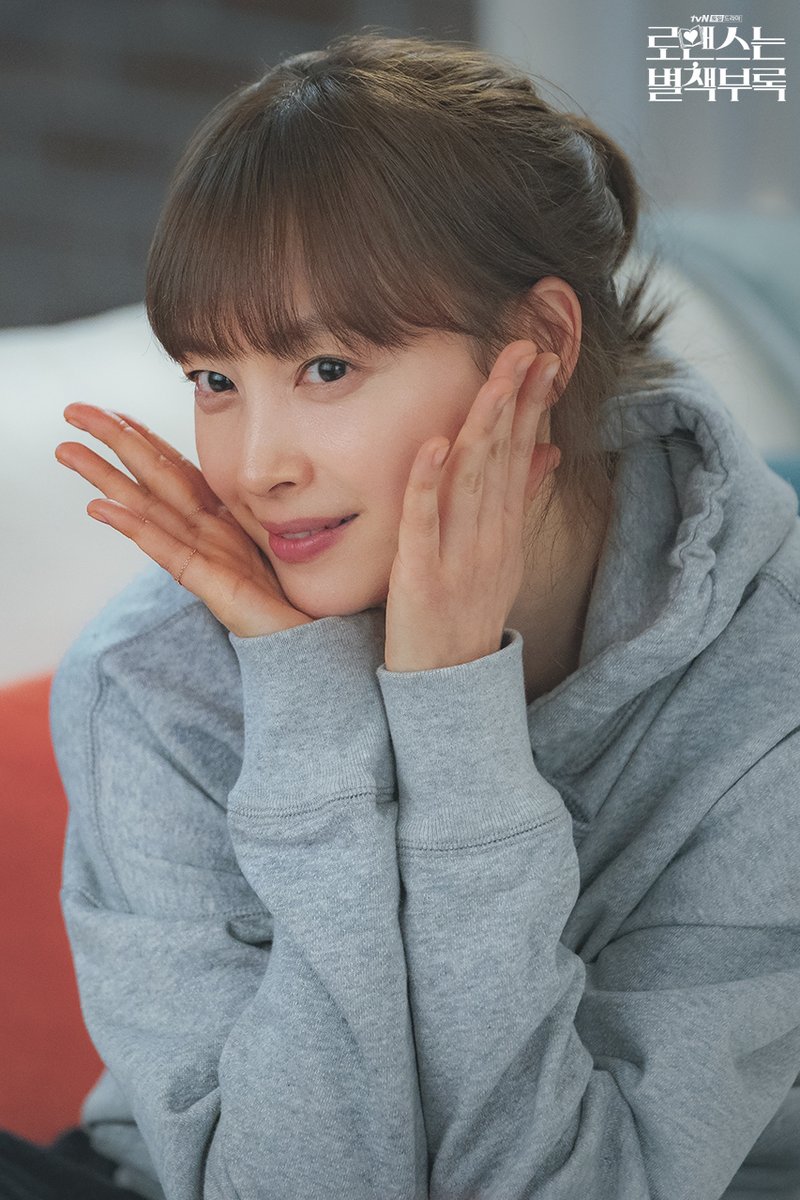 海报剧照剧情:《浪漫是别册附录》将以出版社做为舞台,讲述出版行业