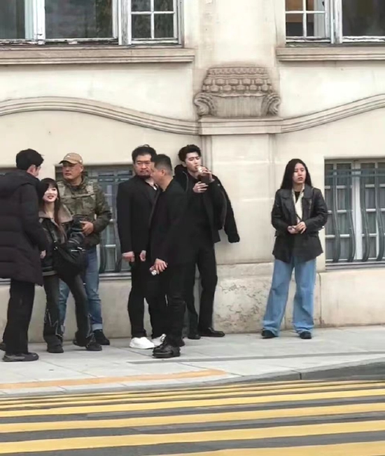 蔡徐坤在日内瓦街头被偶遇 自带气场仿佛在拍MV一般