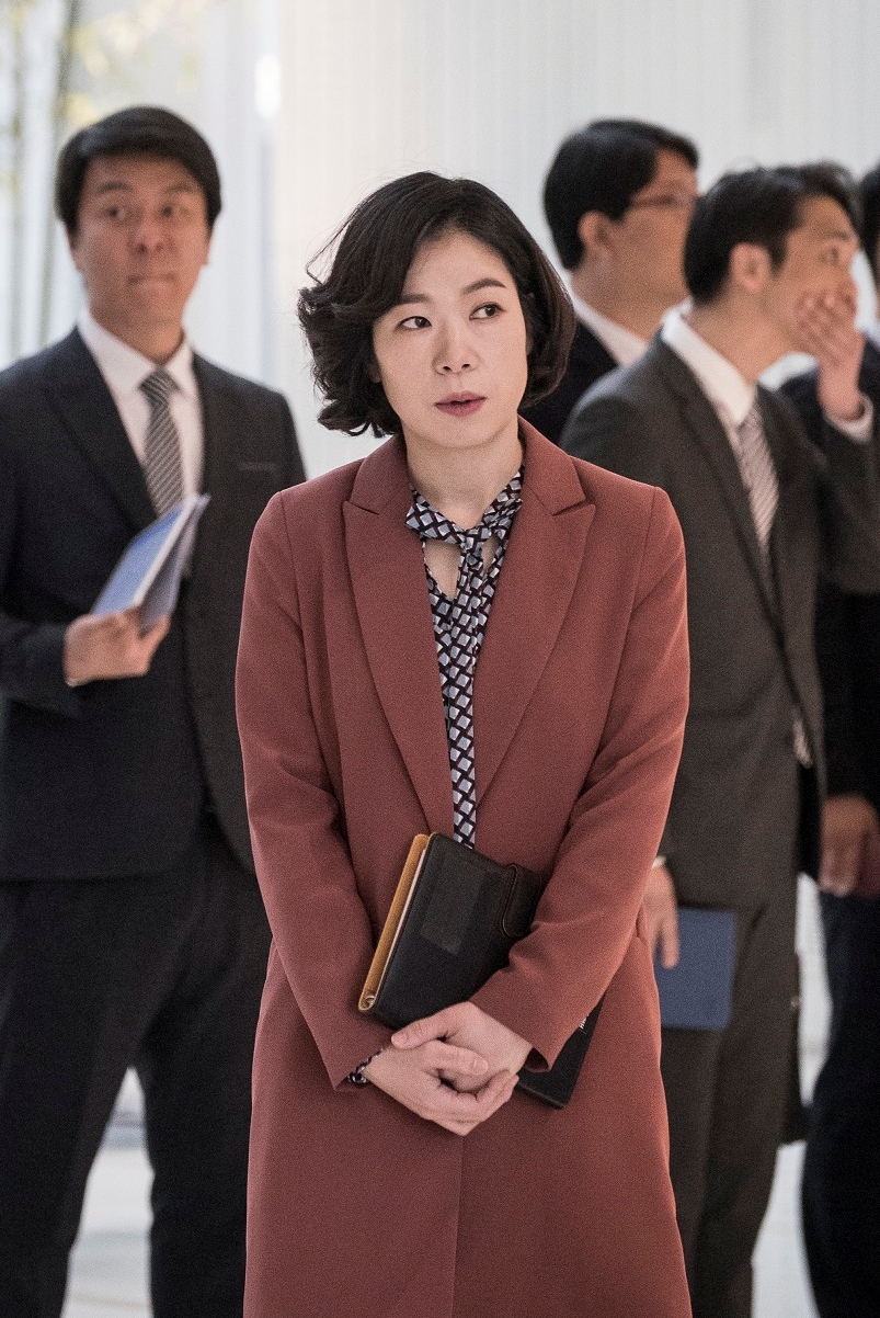 海报剧照剧情:李栋旭饰演相国大学医院急诊医疗中心专科医生艺镇宇,是