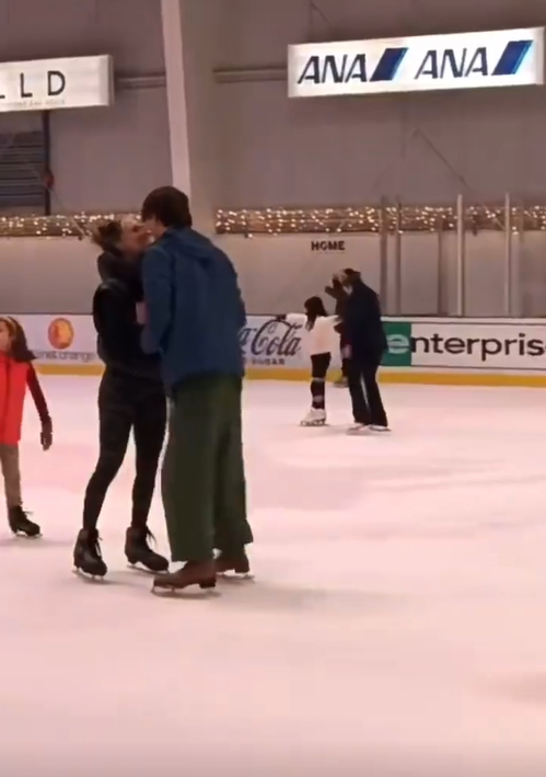 谈恋爱了？网友偶遇谷爱凌在滑冰场与男子接吻