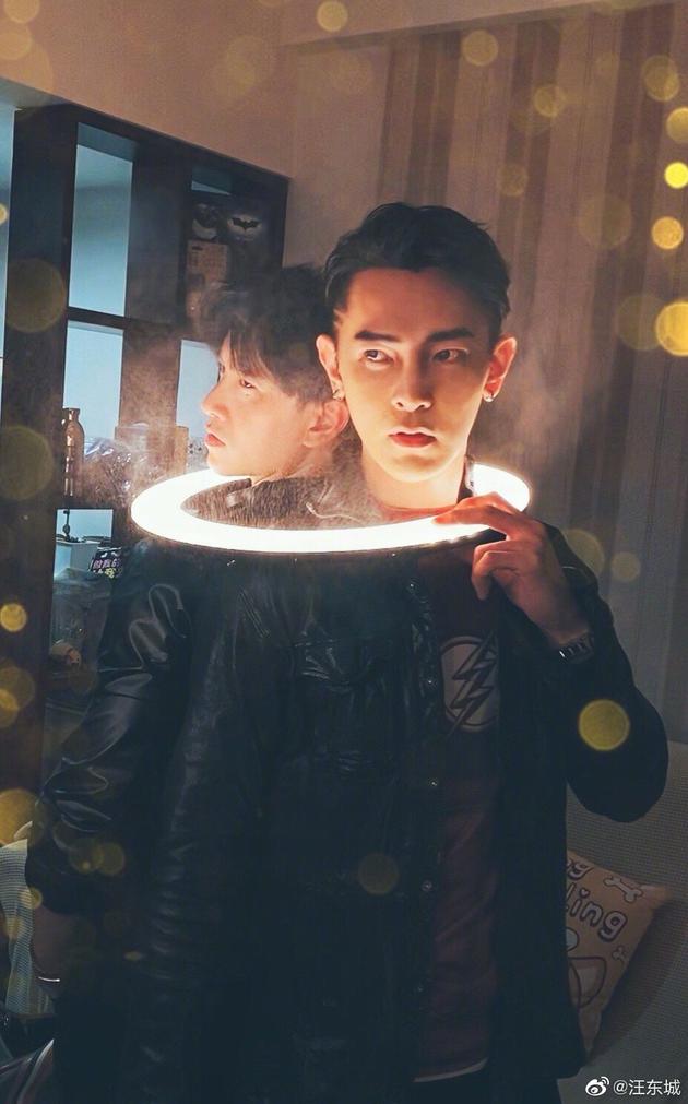 汪东城拿圆环灯套牢好友陈德修还这样撒娇