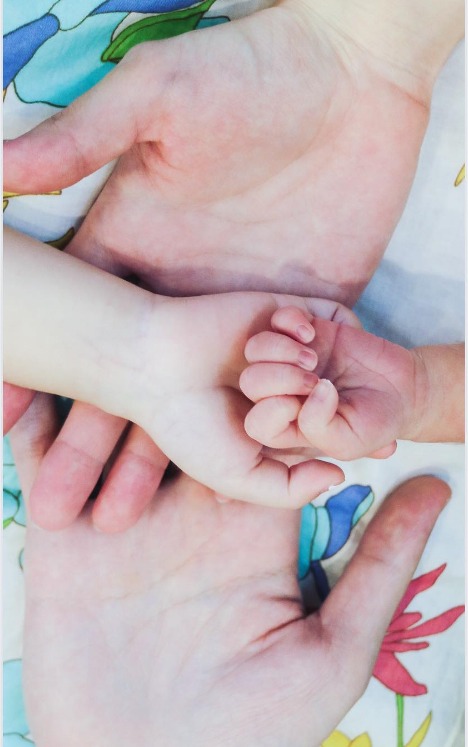 橘庆太ins拍孩子小手报告妻子松浦亚弥生下二胎