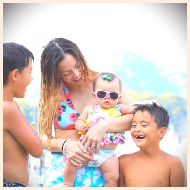 土屋安娜同三个孩子一同戏水