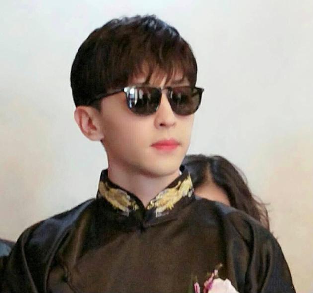 邓伦戴墨镜帅气十足