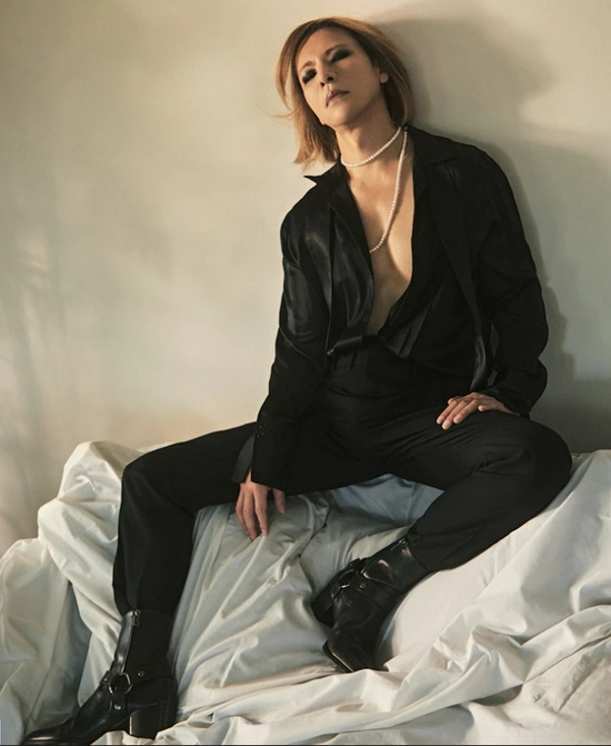 yoshiki为时尚杂志拍封面秀出肌肉性感十足