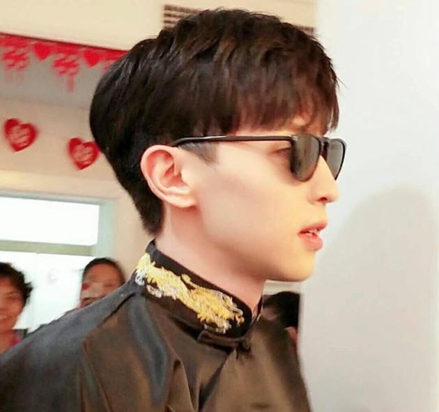 邓伦戴墨镜帅气十足