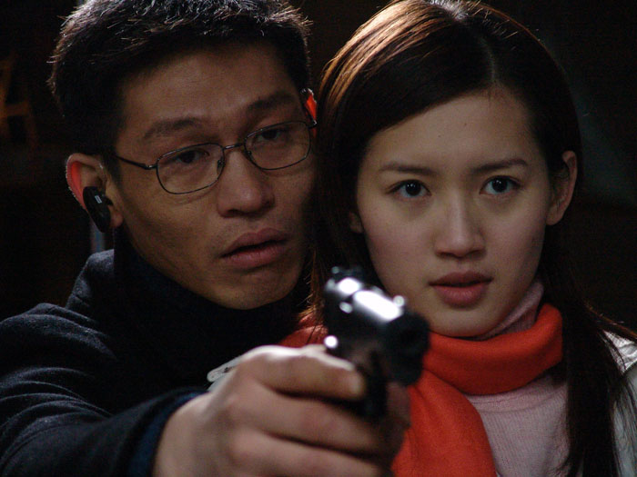 的校车向远山飞驰,校车上,校长张亚男用手语向孩子们讲述着沿途的风光