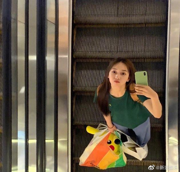 秦牛正威拎着皮卡丘