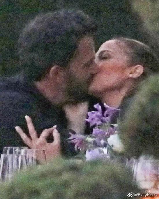 Ben Affleck和Jennifer Lopez接吻照