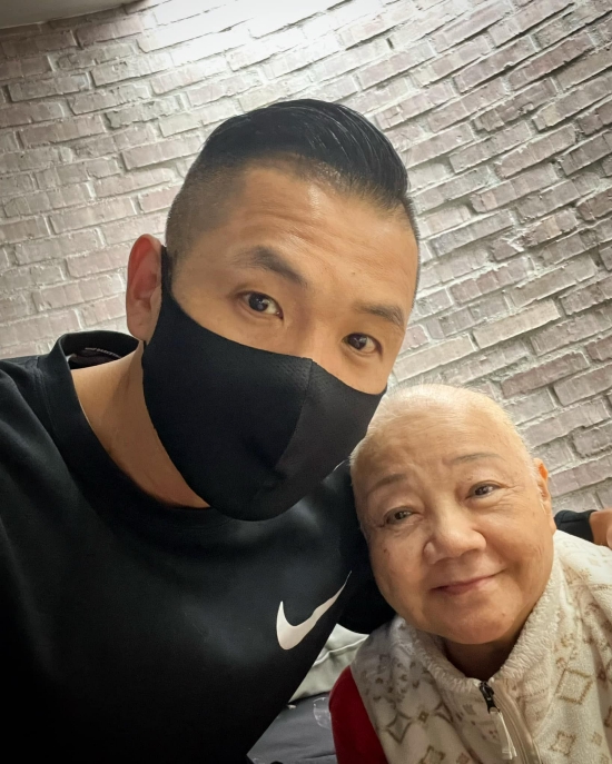 Chen Jianzhou took a group photo and announced that his mother had breast cancer with a long article