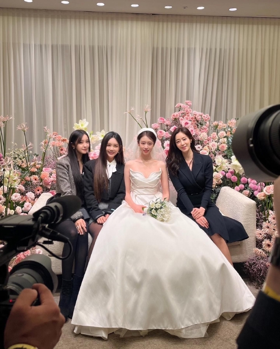 T-ARA成员参加智妍婚礼
