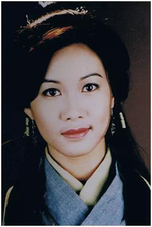 丐帮帮主乔峰(黄日华饰)因拒绝副帮主妻康敏(雪梨饰)之爱遭报复指为