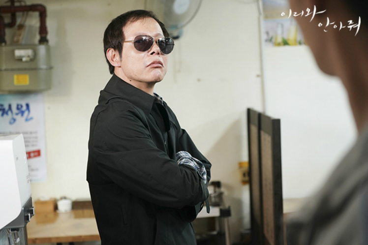 海报剧照剧情:《过来抱抱我》讲述了因曾经的一起杀人案导致命运交错