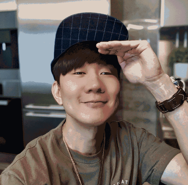 林俊杰晒自拍幽默玩梗来让我看看还有谁站的高