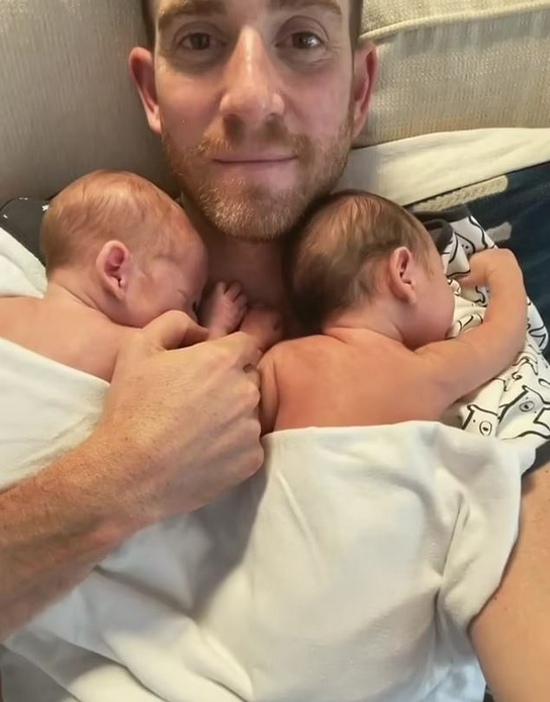 布莱恩与双胞胎新生儿