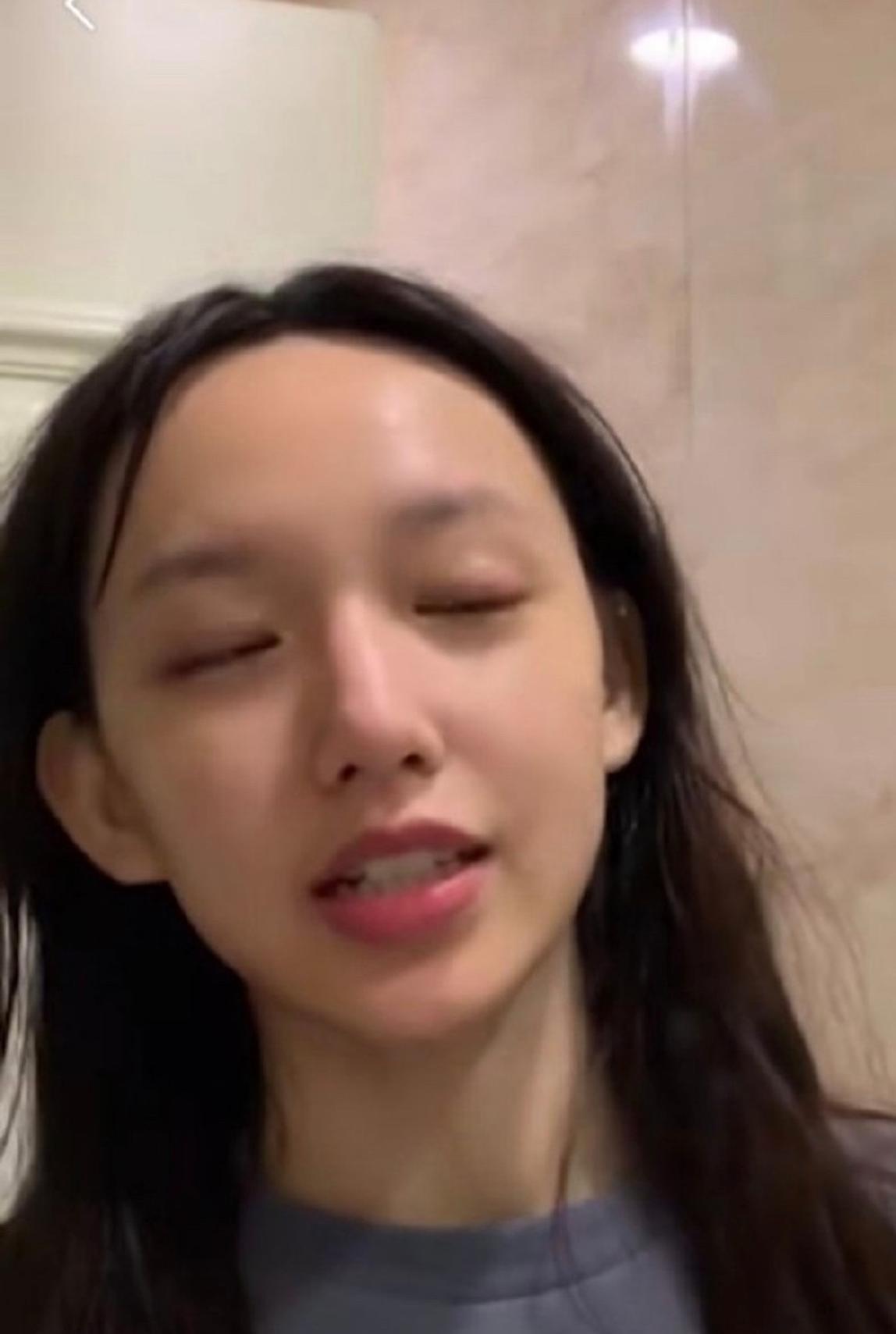 组图:程潇直播卸妆纯素颜出镜 前后差别小皮肤白净惹人羡