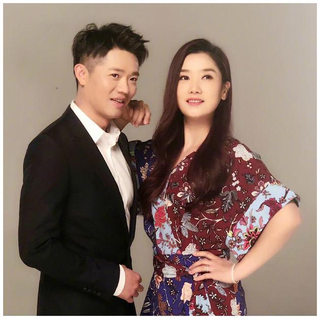 玲花粉丝群与曾毅唱反调被调侃 凤凰传奇不和 1 凤凰传奇 玲花 曾毅 新浪娱乐 新浪网