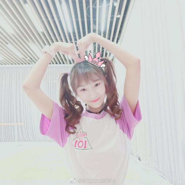 30日《创造101》李子璇,高颖浠,吕小雨接受微访谈,回答粉丝的提问.