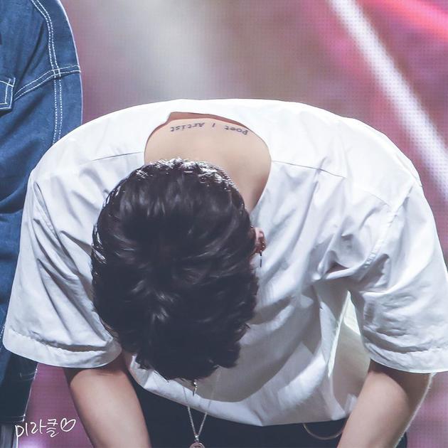 shinee珉豪耳机上刻字粉丝泪崩原是钟铉纹身图案