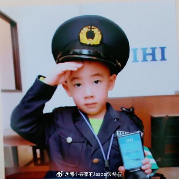 Jasper一身警服很帅气