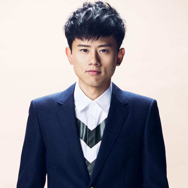 张杰晚餐吃大虾不惧变胖 袖口倒汗水大秀健身成果