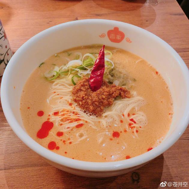 苍井空自曝想吃担担面 晒照打扮休闲孕肚明显