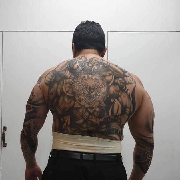 马东锡片中画上半身刺青