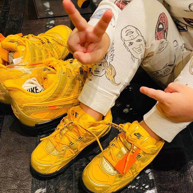  Jay Chou and his son wear parent-child shoes. 