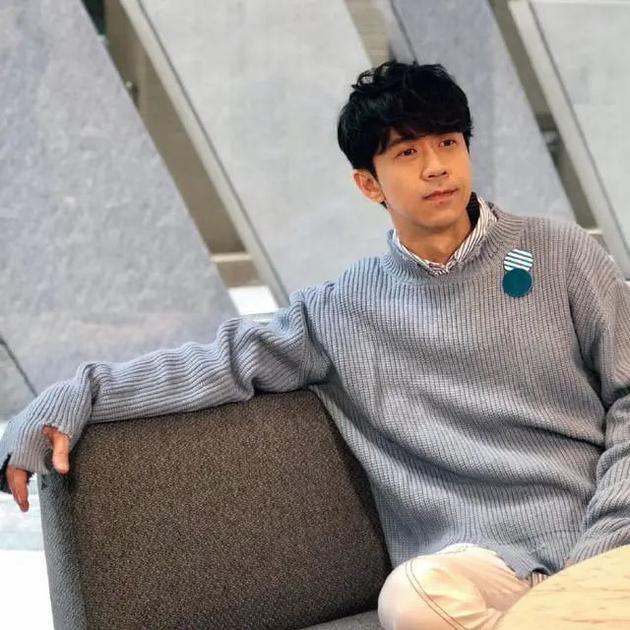 光良50岁近照曝光 身材健硕腹肌明显似小伙