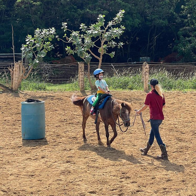 陈冠希晒女儿骑马照 Alaia坐在小马驹上又酷又飒