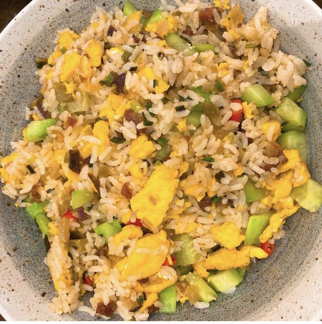 关晓彤绿洲晒宅家日常 敷卡通面膜皮肤水嫩状态好