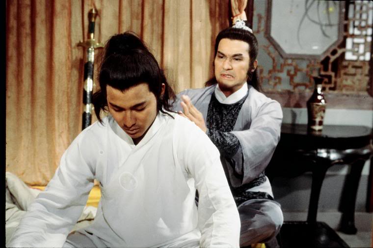 郭靖(梁家仁饰)与黄蓉(欧阳佩珊饰)一家却在桃花岛上过着宁静的生活.