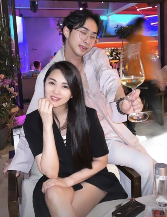 哈利晒与伊能静合照 母子同框画面好温馨|伊能静|哈利|合照_新浪娱乐_