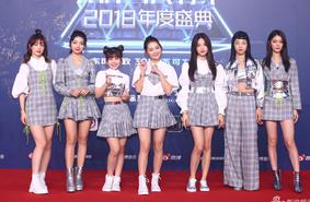 火箭少女101白衬衫搭配格子裙靓丽