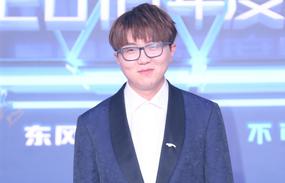 毛不易深蓝色西装呆萌可爱