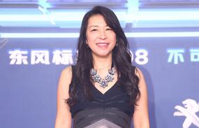 小野丽莎亮相亚洲新歌榜 波浪卷发披肩知性温柔