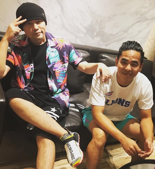 与好友柯有伦相聚 周杰伦变身"大厨"亲自做美食